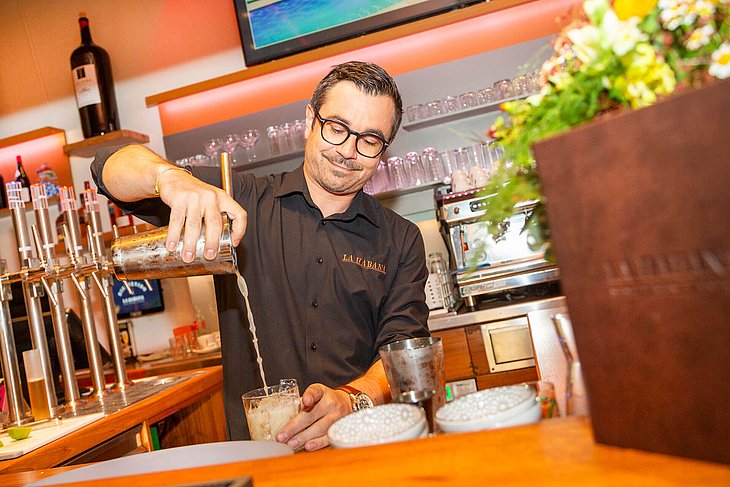 Servicekraft zapft Bier an der Bar